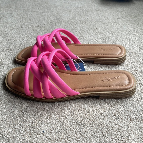 NWT pink and tan slide in sandals 🩴 - Picture 2 of 3
